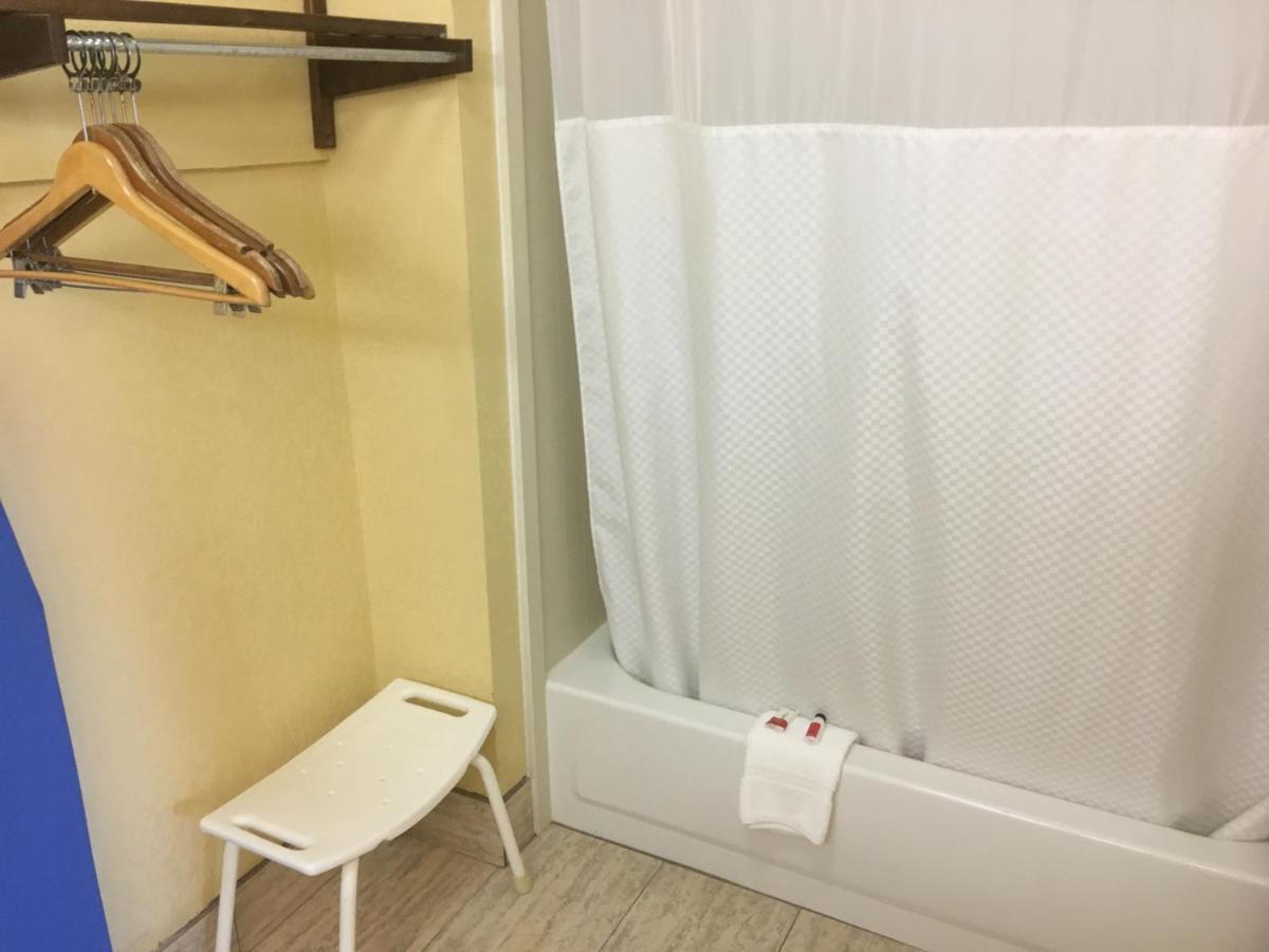 King Room - Disability Access/Non-Smoking at Days Inn by Wyndham Yazoo City