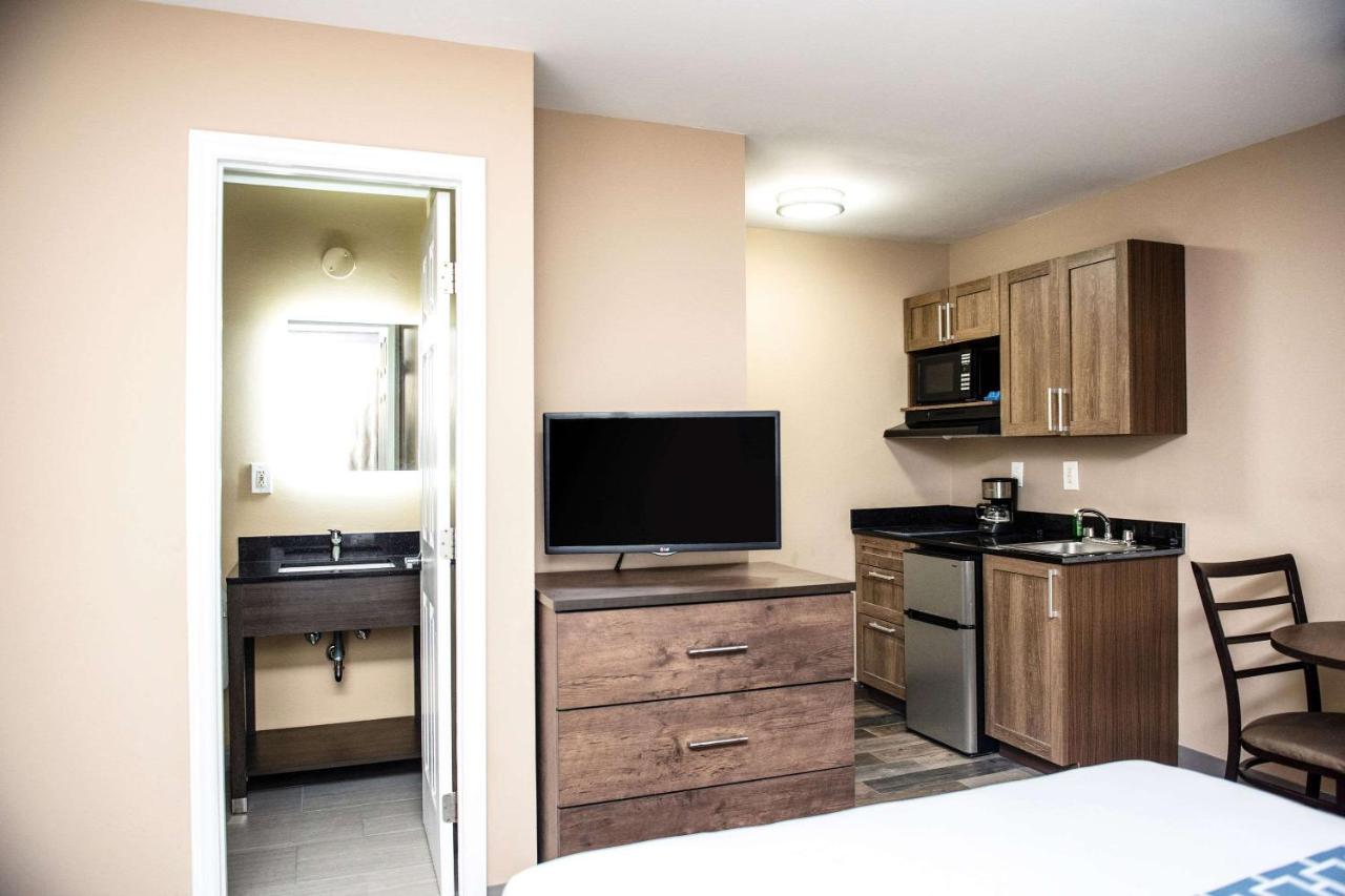 Double Room - Smoking at Suburban Studios Charlotte-Ballantyne