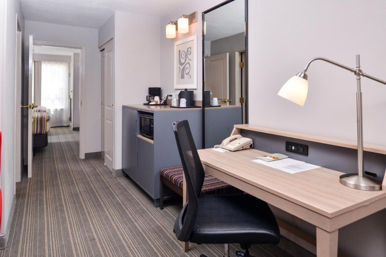 One-Bedroom Queen Suite at Country Inn & Suites by Radisson, Tinley Park, IL