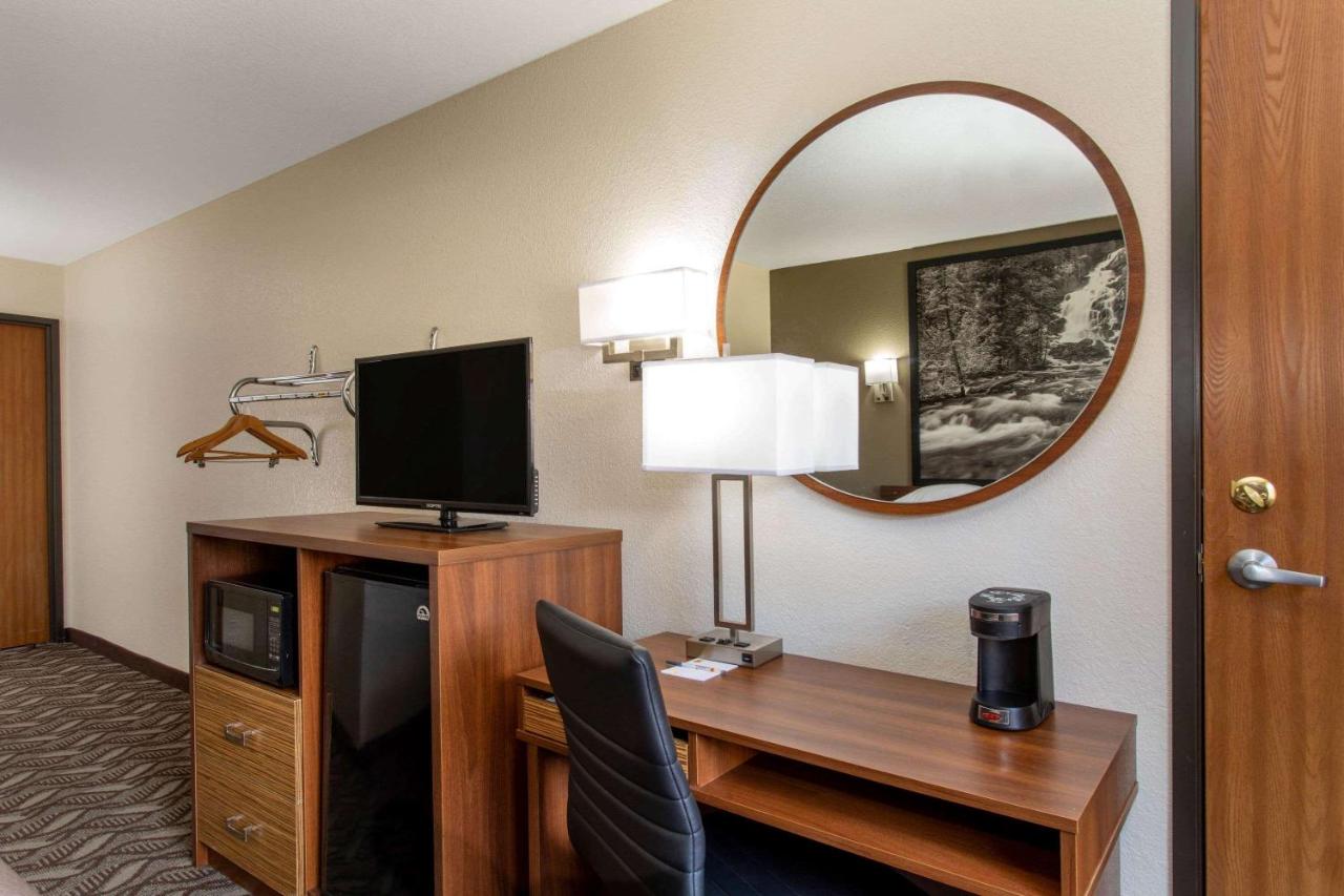 Queen Room - Mobility Access/Non-Smoking at Super 8 by Wyndham Dubois