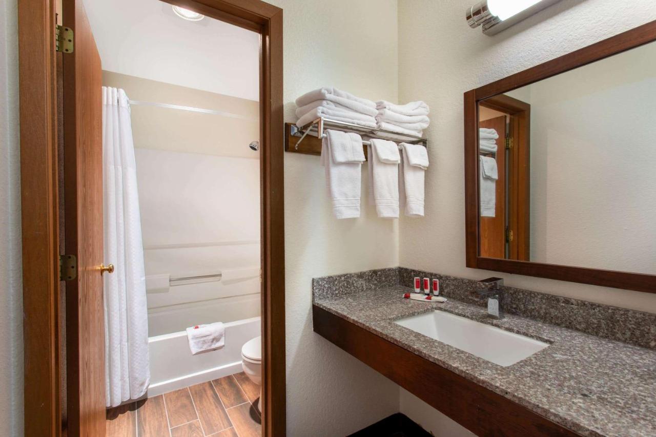 Queen Room - Mobility Access/Non-Smoking at Super 8 by Wyndham Dubois