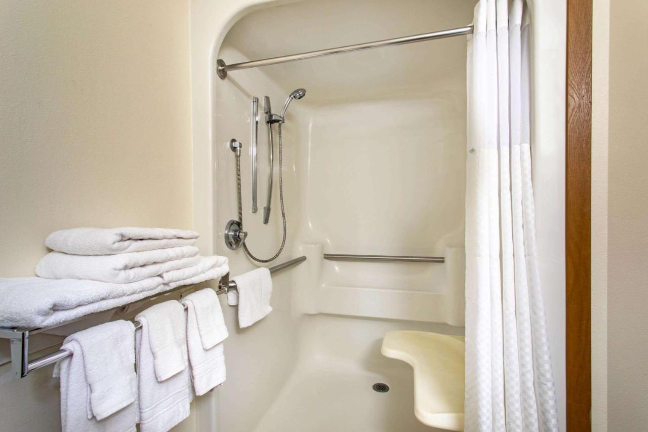 Queen Room - Mobility Access/Non-Smoking at Super 8 by Wyndham Dubois
