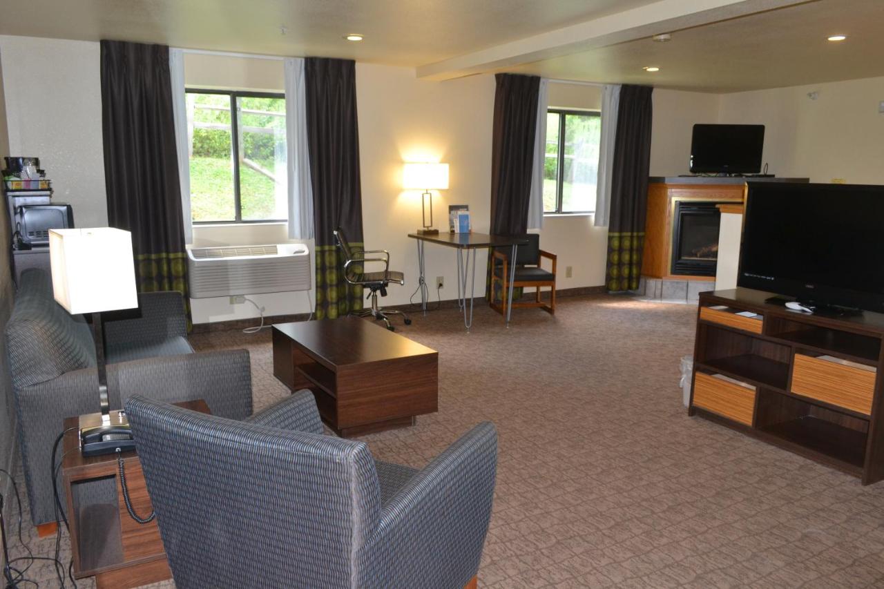 Superior King Studio Suite - Non-Smoking at Super 8 by Wyndham Lebanon