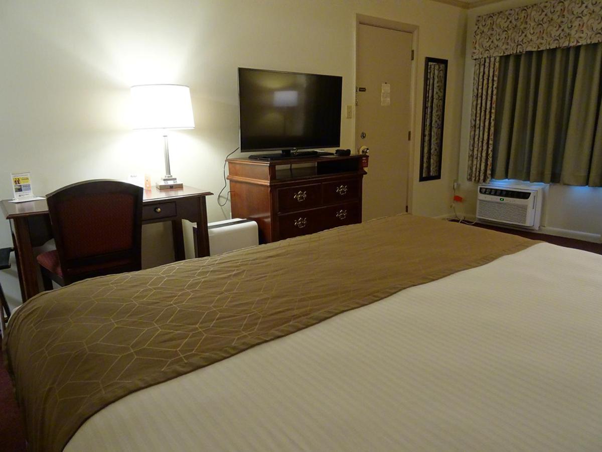 King Room at Bird in Hand Family Inn