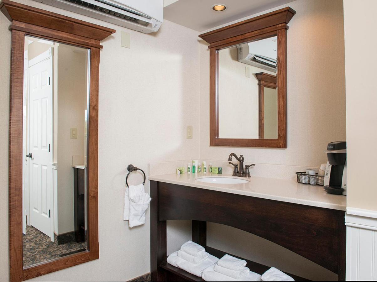 Deluxe Queen Room with Two Queen Beds at Bird in Hand Family Inn
