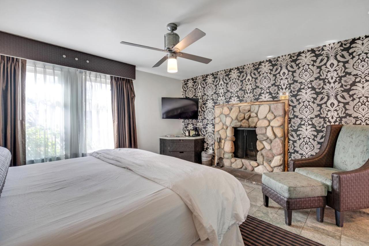King Room with Fireplace at 3 Peaks Resort & Beach Club