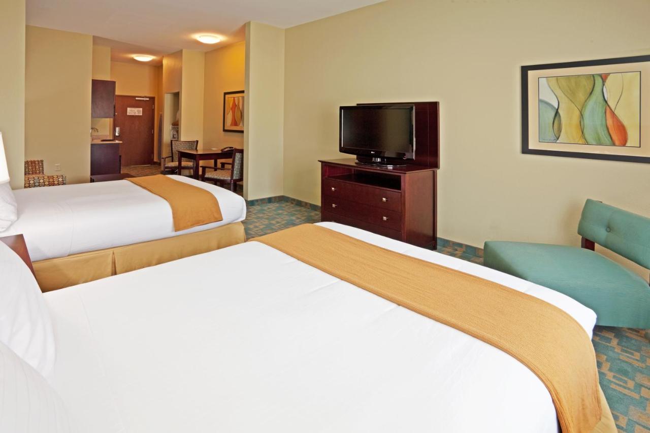 Queen Room with Two Queen Beds - Smoking at Holiday Inn Express & Suites Salem by IHG
