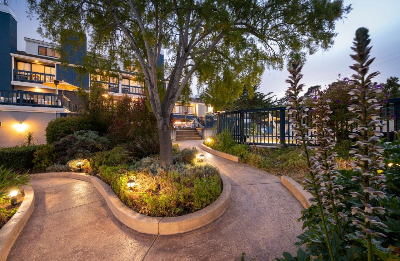 King Suite with Spa Bath at Mariposa Inn & Suites
