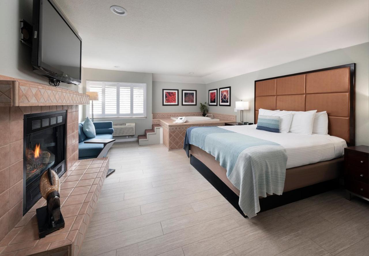 King Suite with Spa Bath at Mariposa Inn & Suites