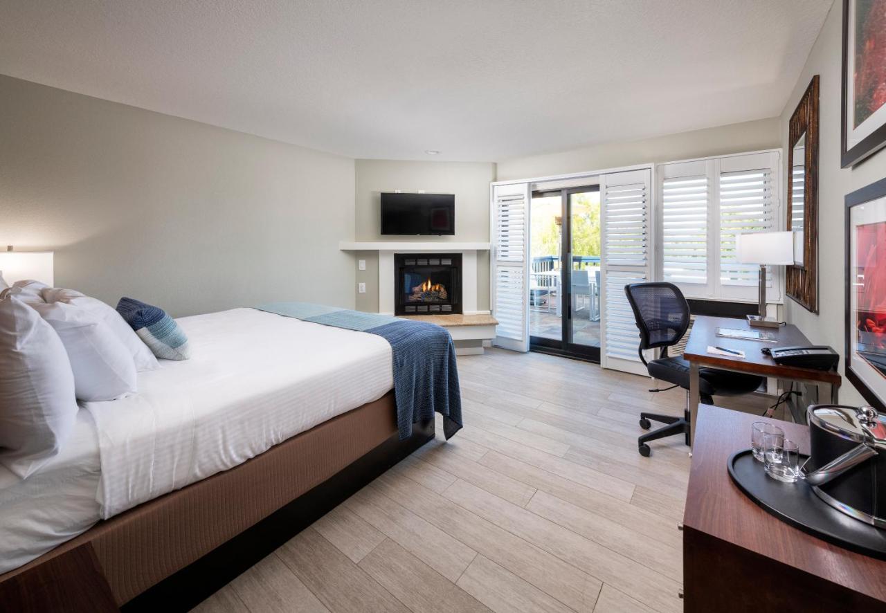 Deluxe King Room at Mariposa Inn & Suites