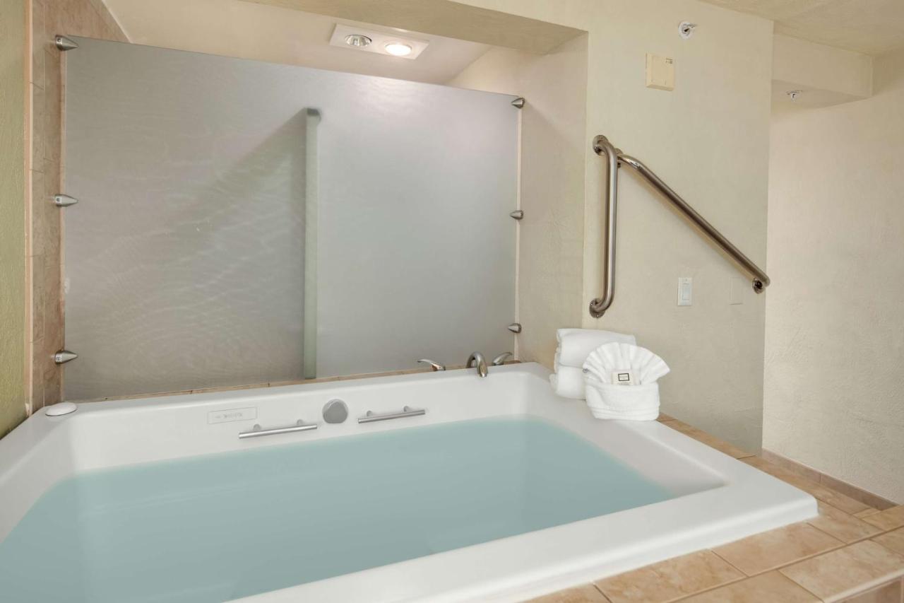 King Room with Jetted Tub at Hotel Nexus, BW Signature Collection