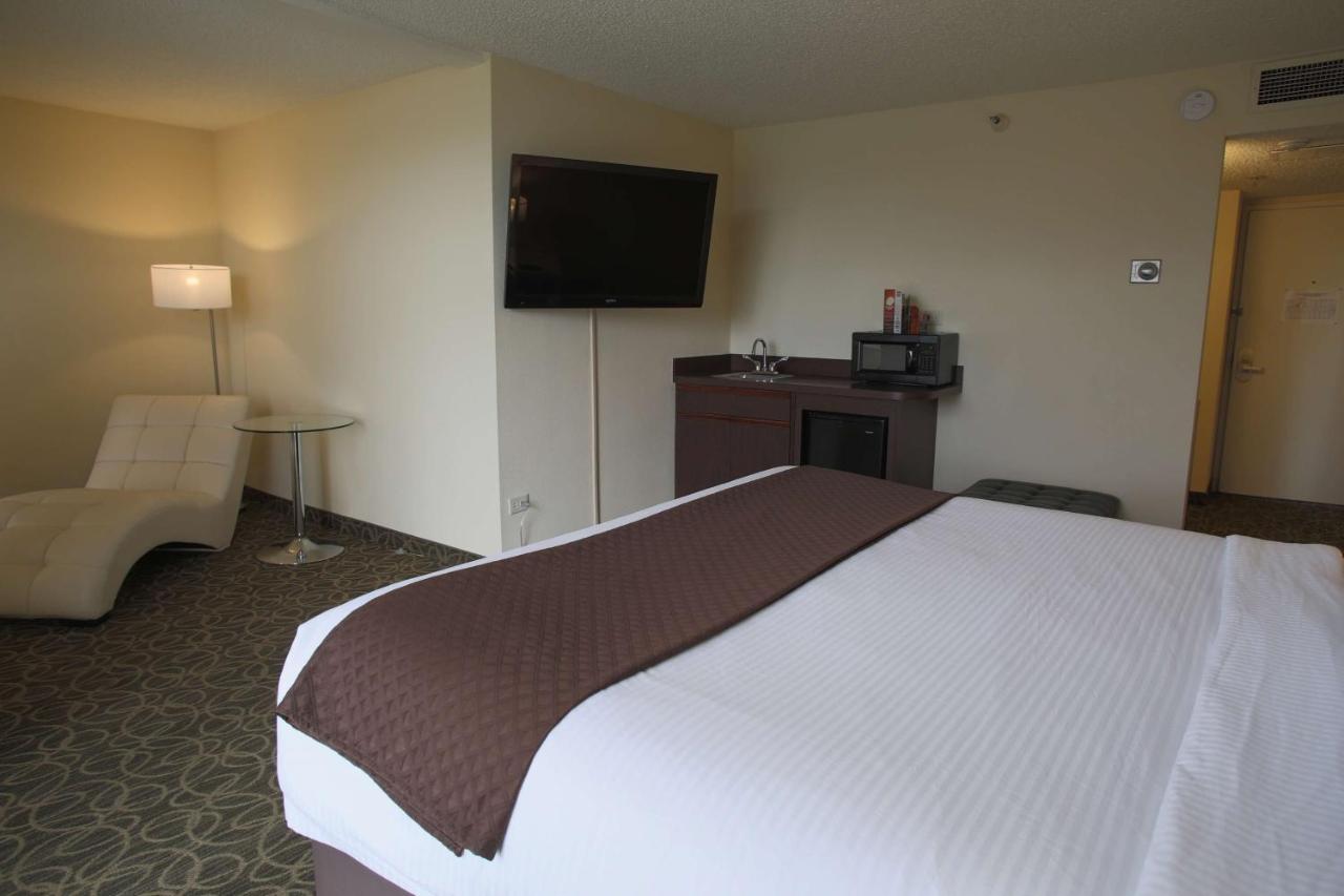 King Room at Red Lion Inn & Suites Olympia, Governor Hotel