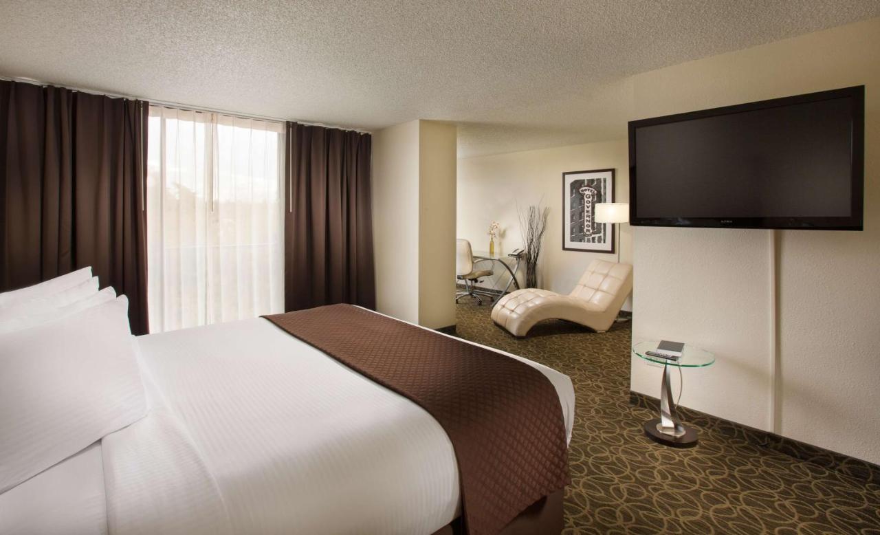 King Suite at Red Lion Inn & Suites Olympia, Governor Hotel