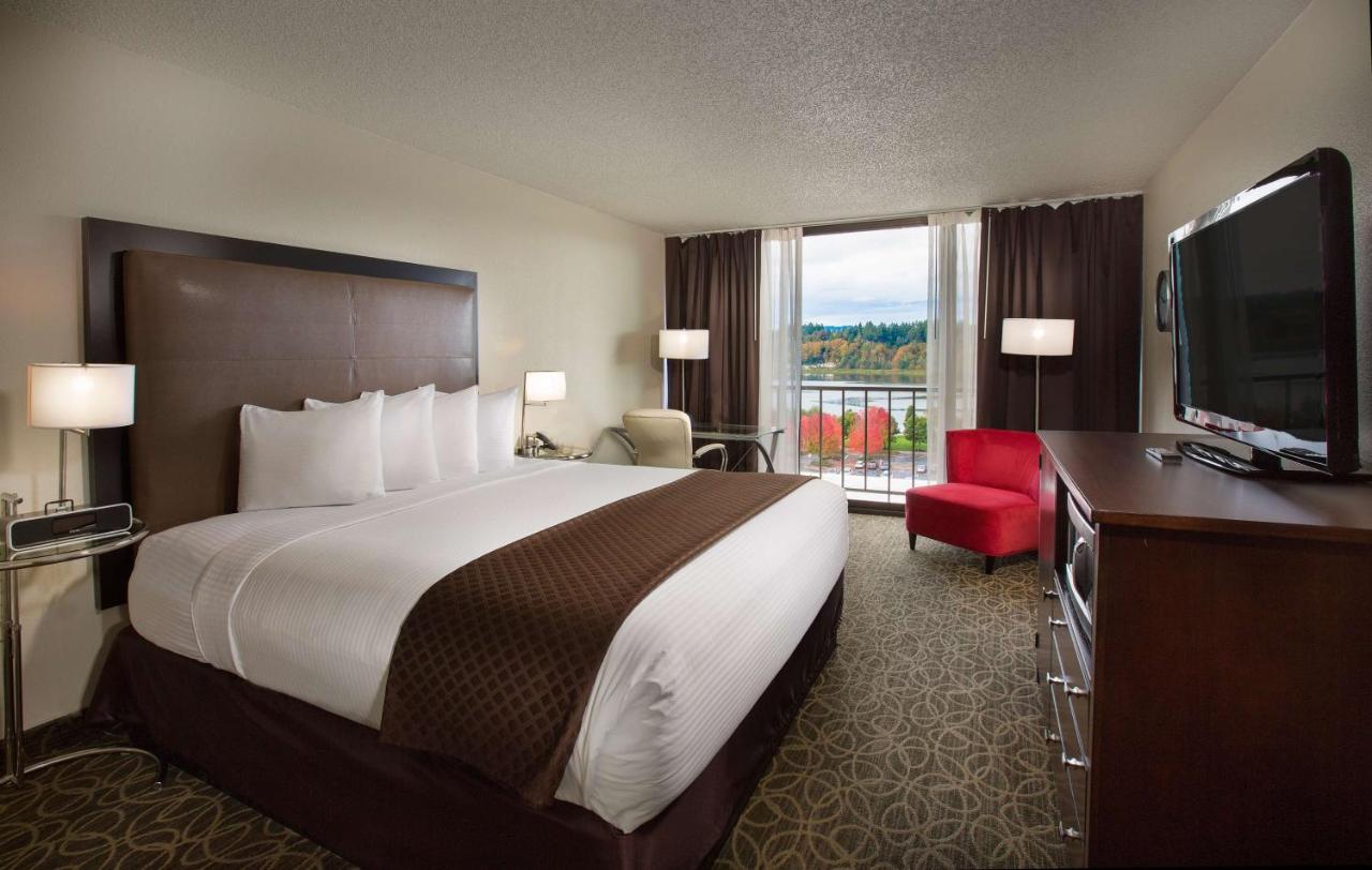 King Suite at Red Lion Inn & Suites Olympia, Governor Hotel