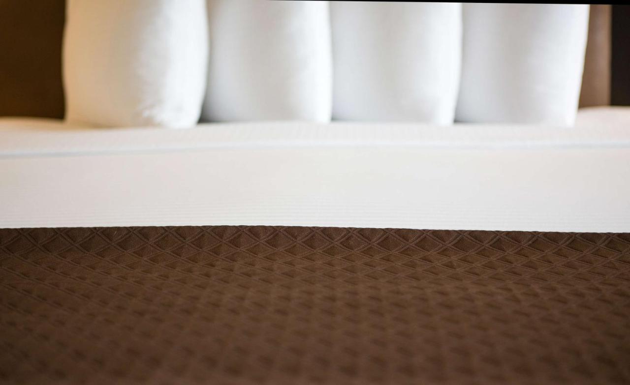 King Room at Red Lion Inn & Suites Olympia, Governor Hotel