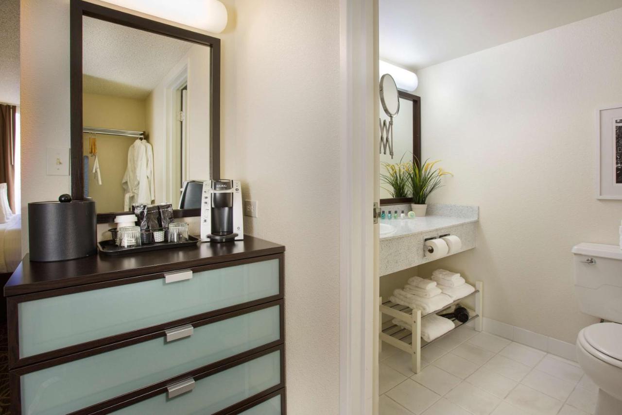 Accessible Queen Room at Red Lion Inn & Suites Olympia, Governor Hotel