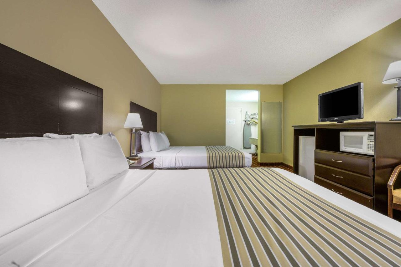 Queen Room with Two Queen Beds - Non-Smoking at Econo Lodge Inn & Suites Triadelphia - Wheeling