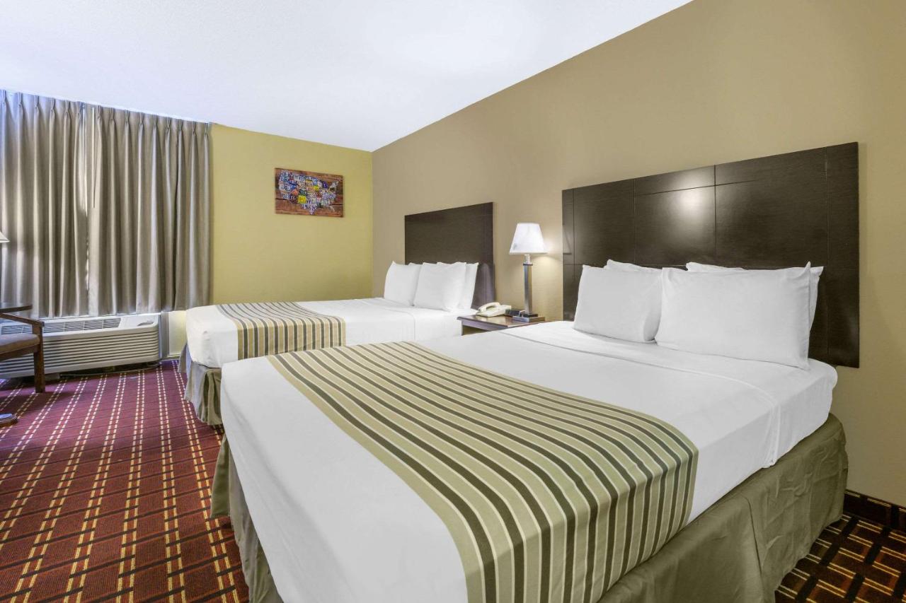 Queen Room with Two Queen Beds - Non-Smoking at Econo Lodge Inn & Suites Triadelphia - Wheeling
