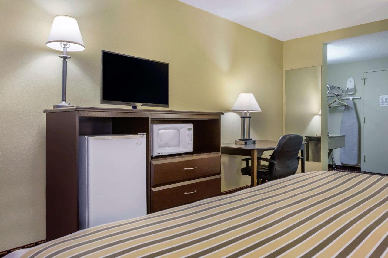 King Room - Non-Smoking at Econo Lodge Inn & Suites Triadelphia - Wheeling