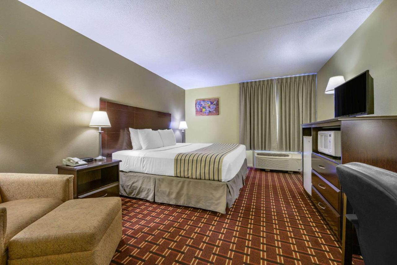 King Room - Non-Smoking at Econo Lodge Inn & Suites Triadelphia - Wheeling