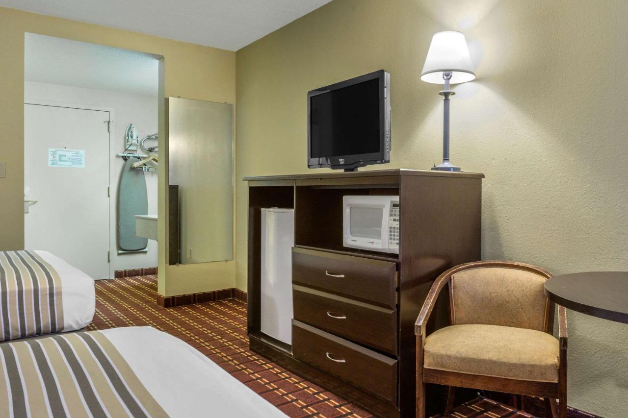 Queen Room with Two Queen Beds - Non-Smoking at Econo Lodge Inn & Suites Triadelphia - Wheeling