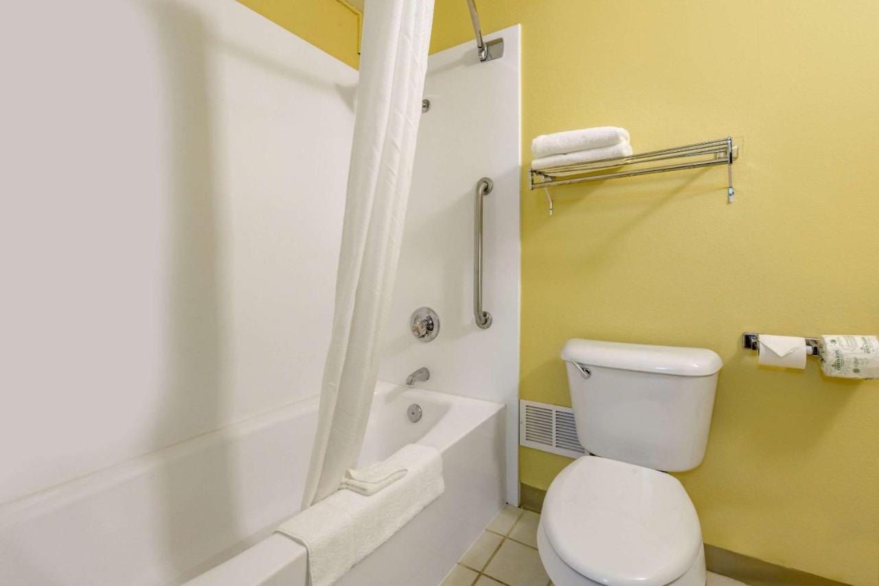 King Room - Non-Smoking at Econo Lodge Inn & Suites Triadelphia - Wheeling
