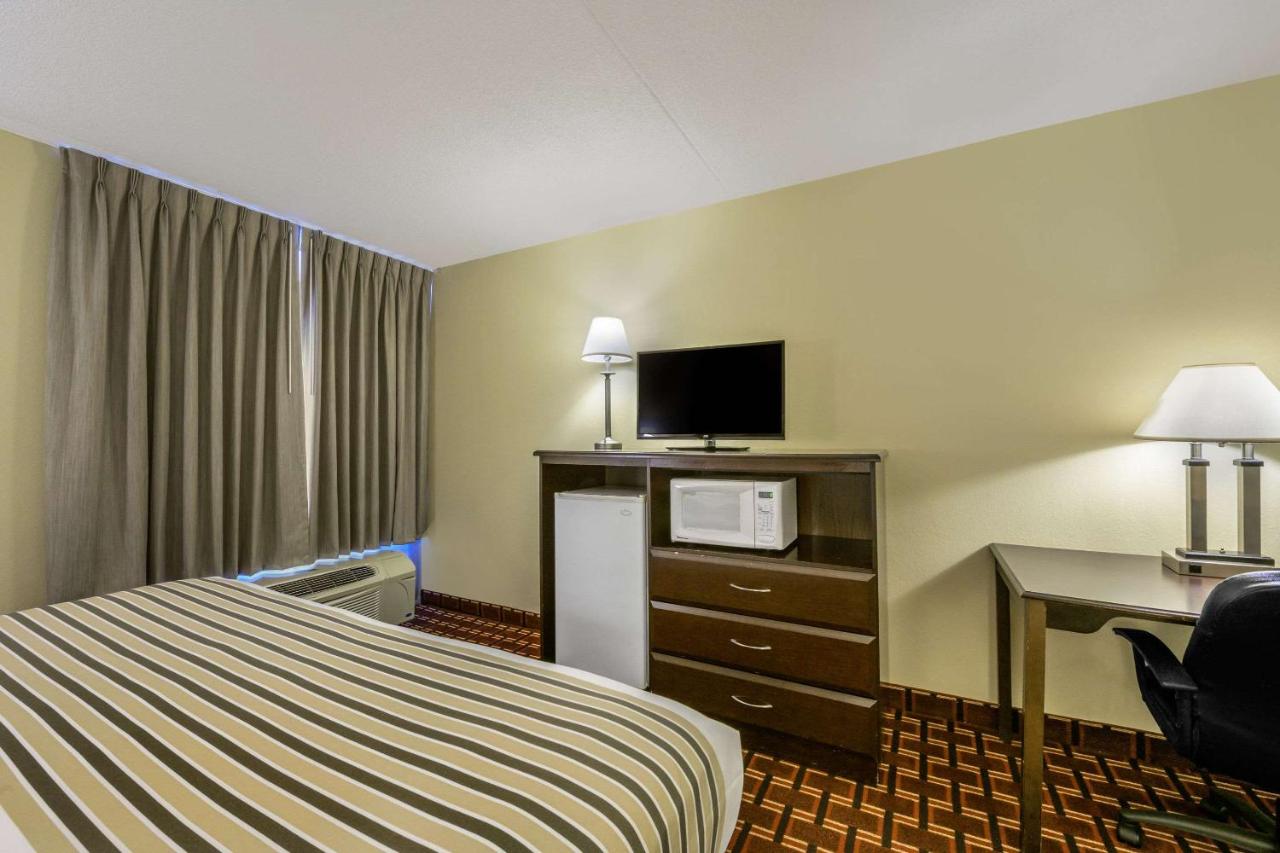 King Room - Non-Smoking at Econo Lodge Inn & Suites Triadelphia - Wheeling