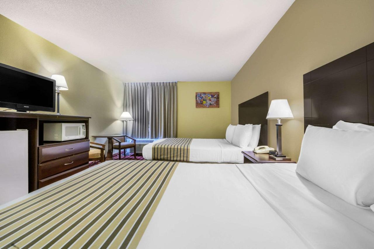 Queen Room with Two Queen Beds - Non-Smoking at Econo Lodge Inn & Suites Triadelphia - Wheeling