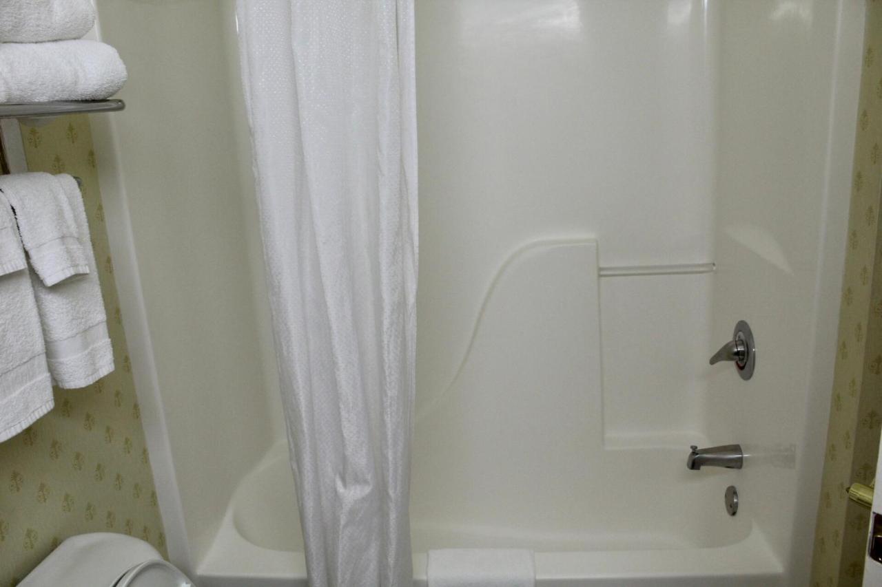 King Room at Country Inn & Suites by Radisson, Hot Springs, AR