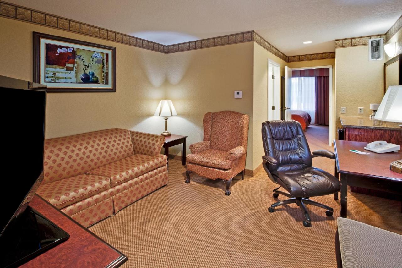 One-Bedroom King Suite with Sofa Bed at Country Inn & Suites by Radisson, Hot Springs, AR