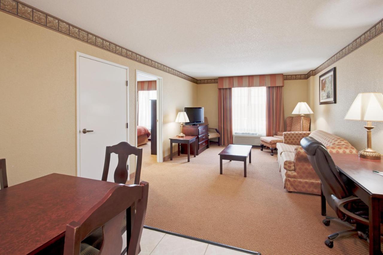 One-Bedroom King Suite with Sofa Bed at Country Inn & Suites by Radisson, Hot Springs, AR
