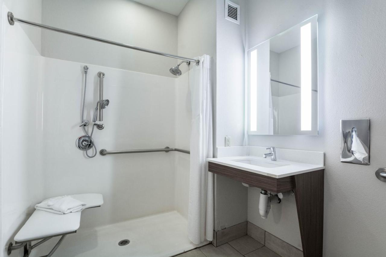 Queen Suite - Disability Access at Holiday Inn Express Hotel & Suites Jasper by IHG