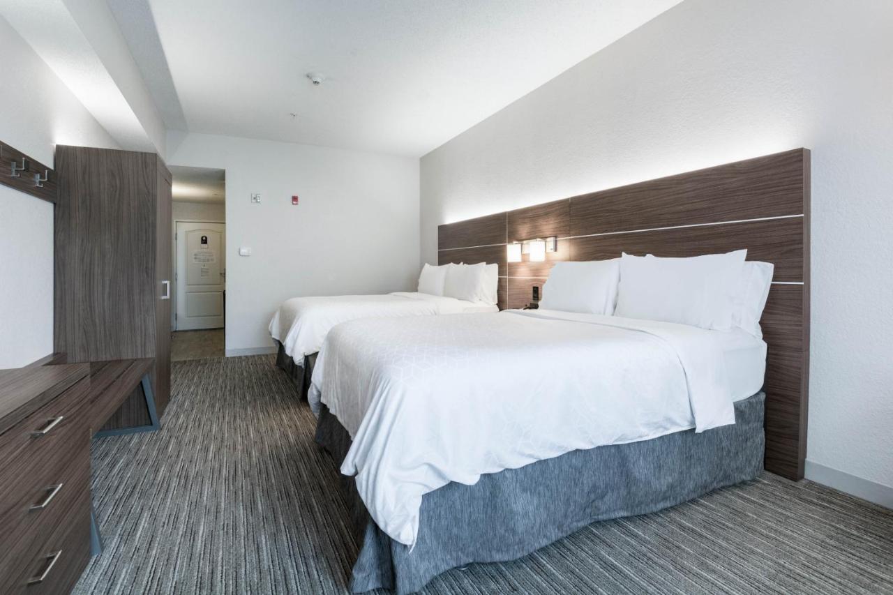 Queen Suite - Disability Access at Holiday Inn Express Hotel & Suites Jasper by IHG