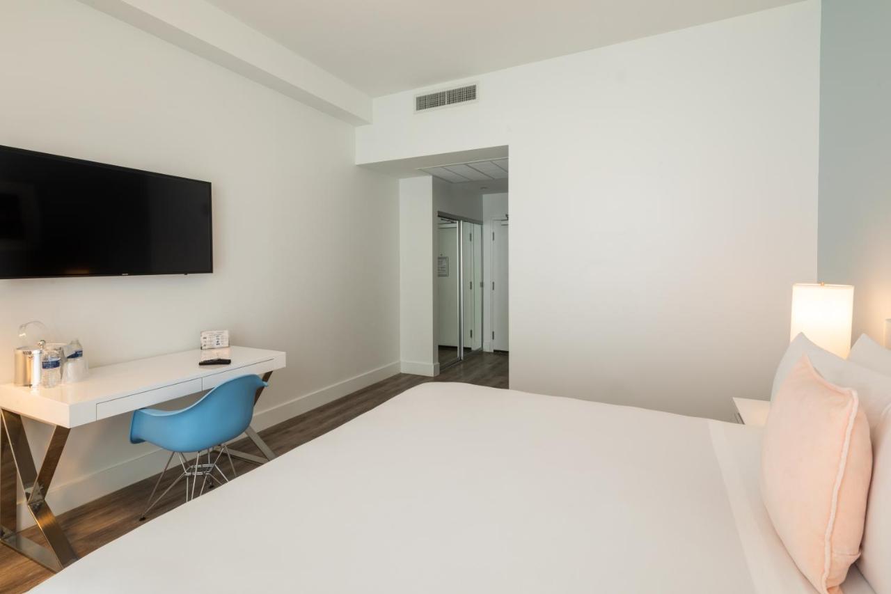 Deluxe King Room at President Hotel Villa