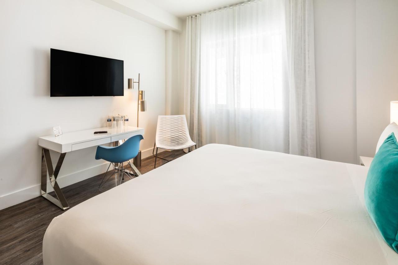 Deluxe King Room at President Hotel Villa