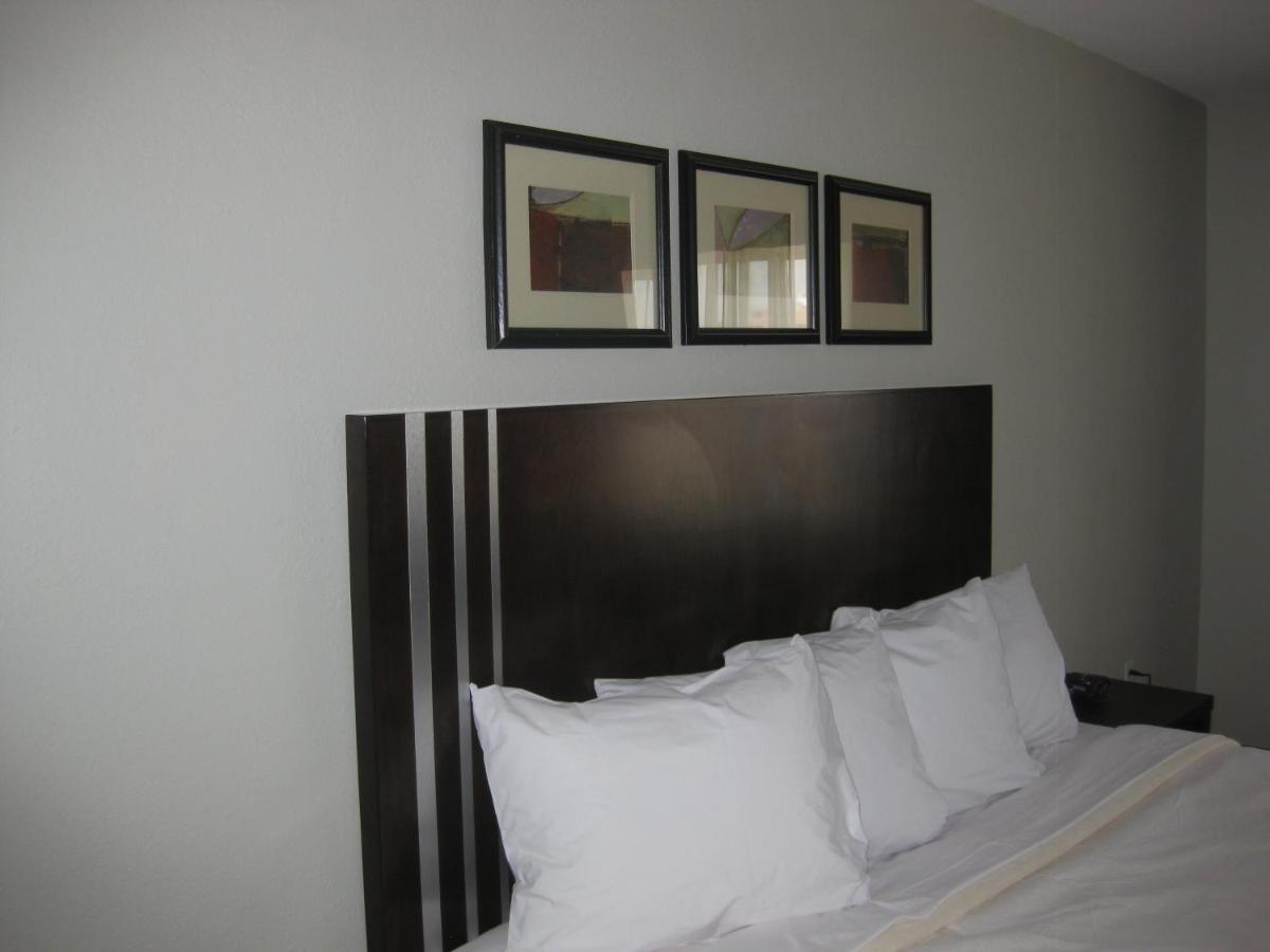 King Studio - Hearing Accessible/Non-Smoking at Country Inn & Suites by Radisson, Dearborn, MI