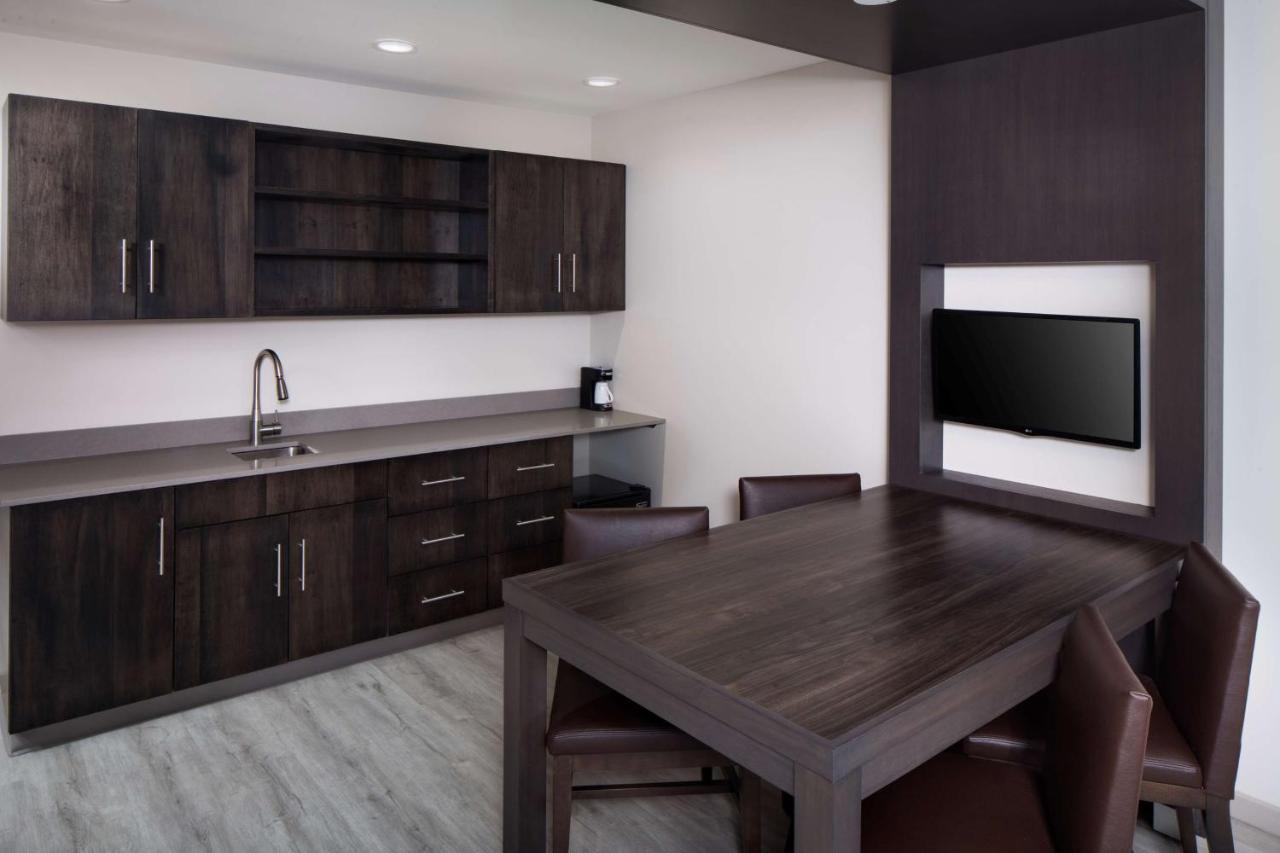 Deluxe Queen Suite at Hyatt Place Poughkeepsie / Hudson Valley