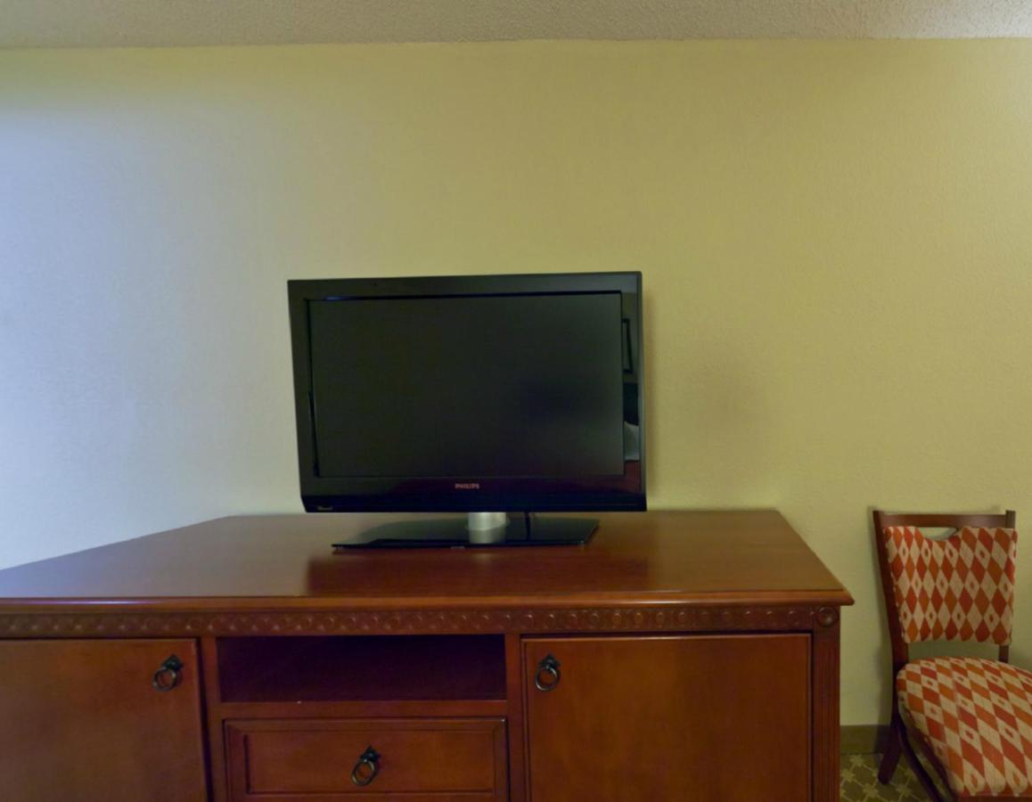 Queen Room with Two Queen Beds and Roll-In Shower at Country Inn & Suites by Radisson, Rock Falls, IL