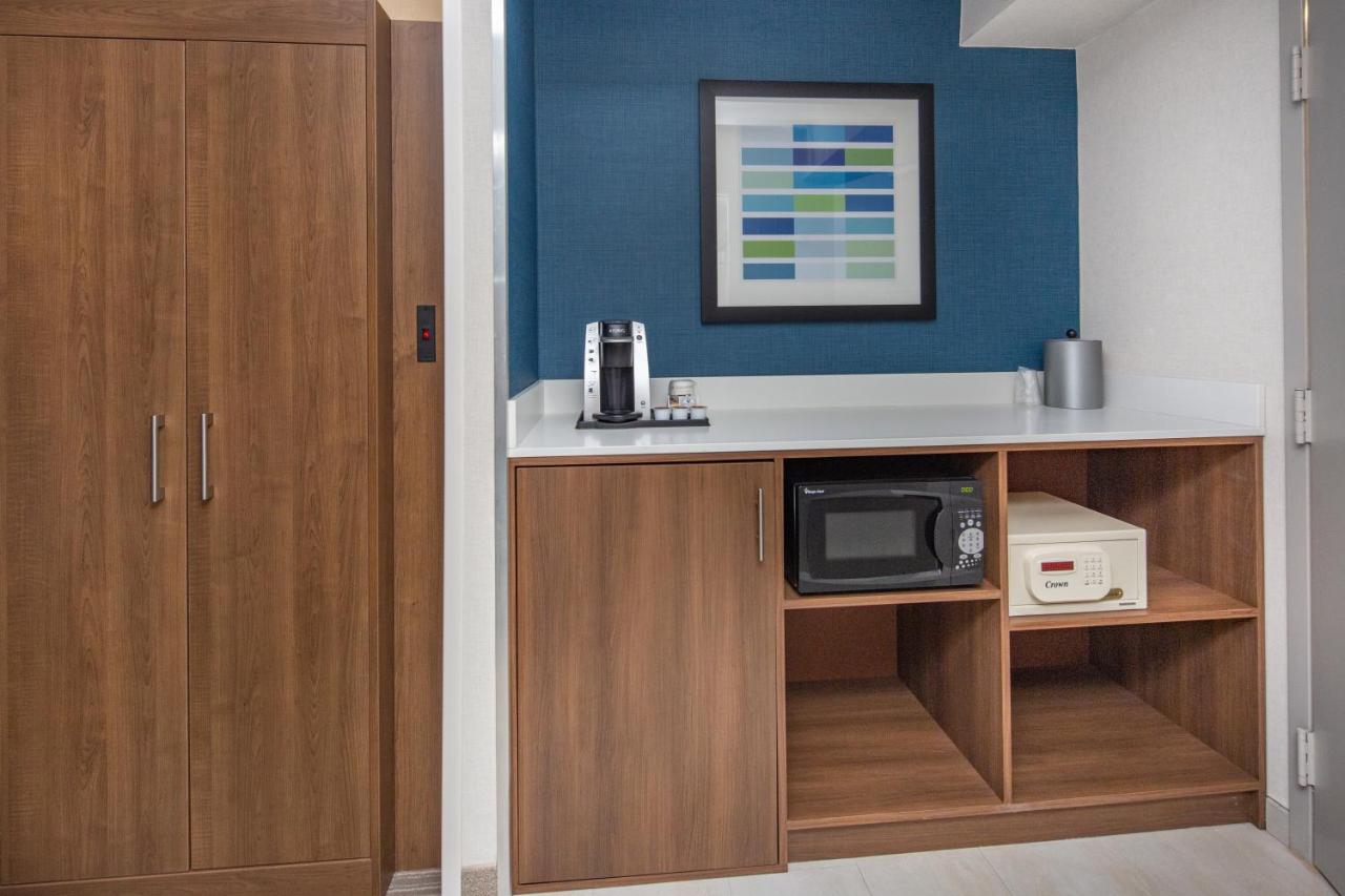King Suite with Spa Bath at Holiday Inn Express San Diego Airport - Old Town by IHG
