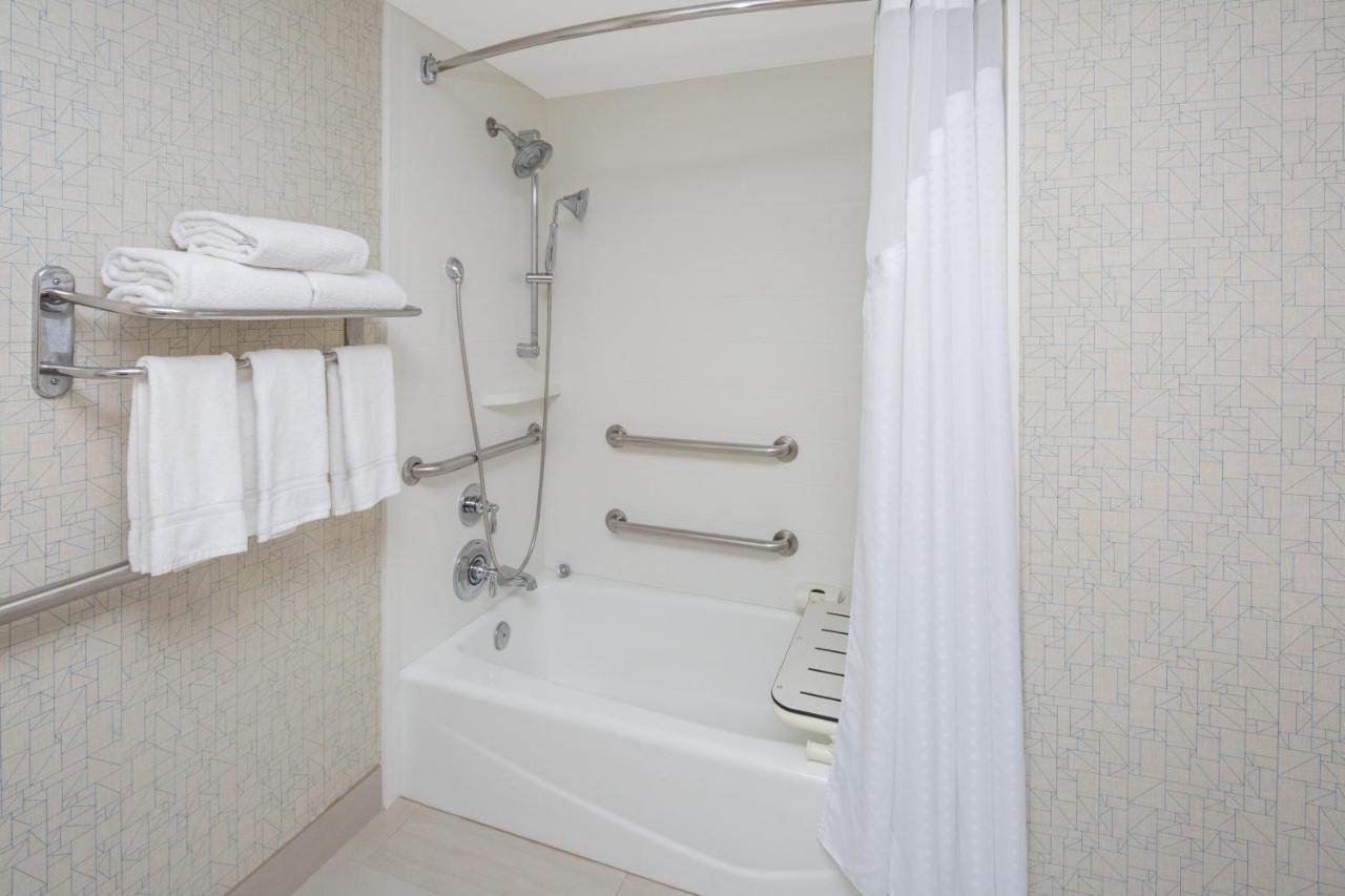 Queen Room with Bath Tub - Hearing Accessible at Holiday Inn Express San Diego Airport - Old Town by IHG