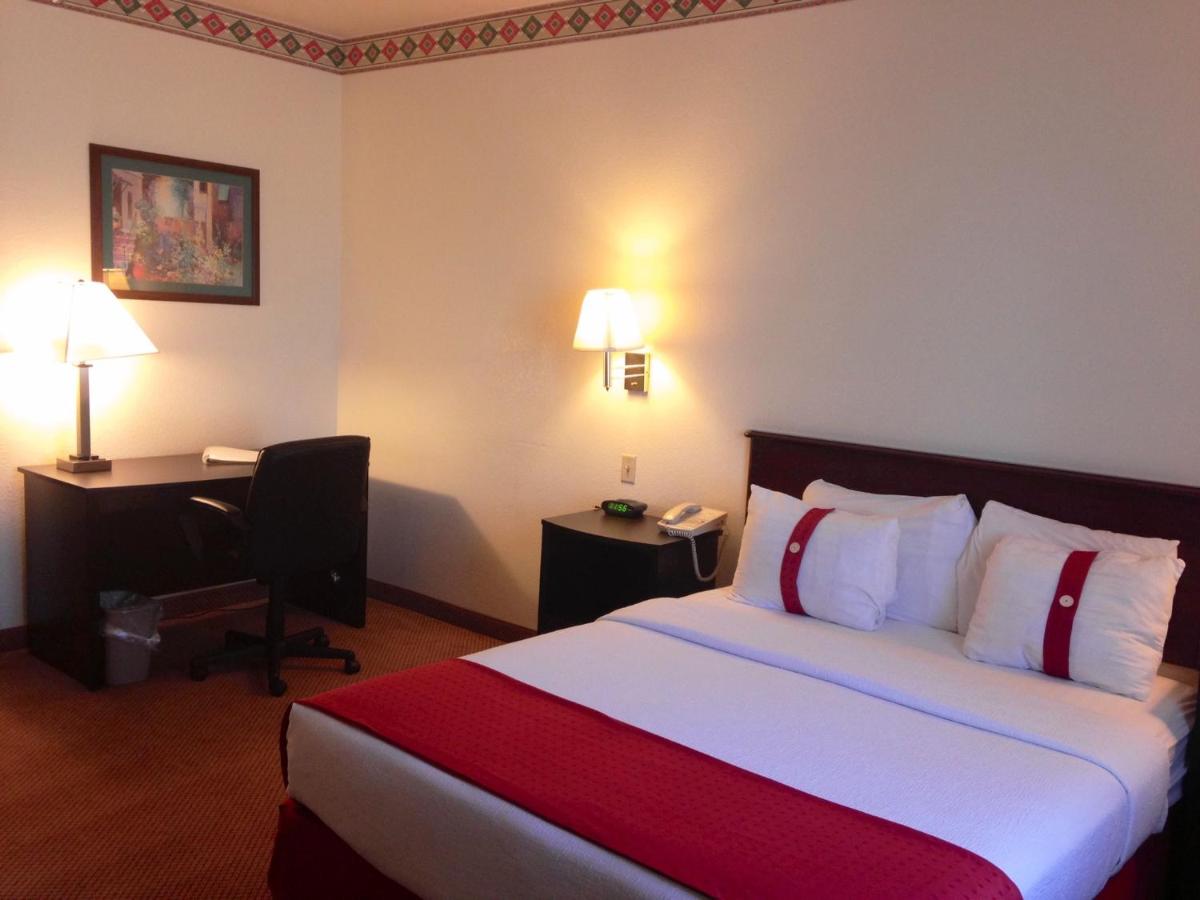King Room with Bath Tub - Mobility Accessible/Non-Smoking at Ramada by Wyndham Williams/Grand Canyon Area