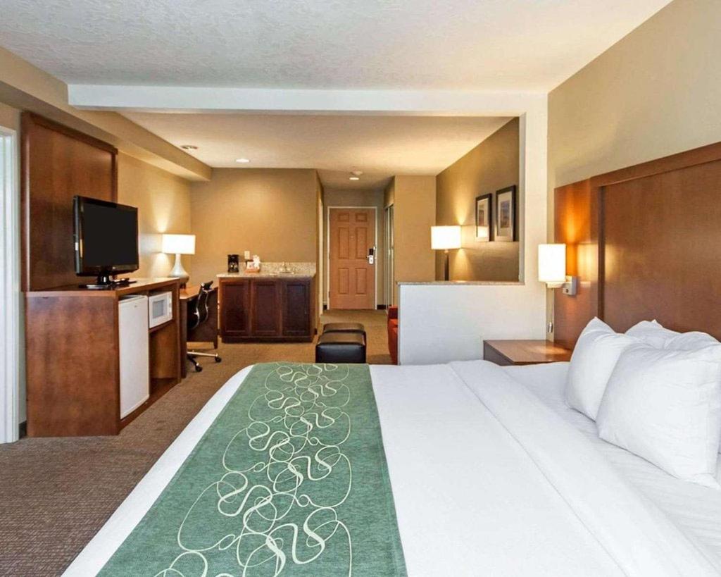 Room #30239015 at Comfort Suites Airport
