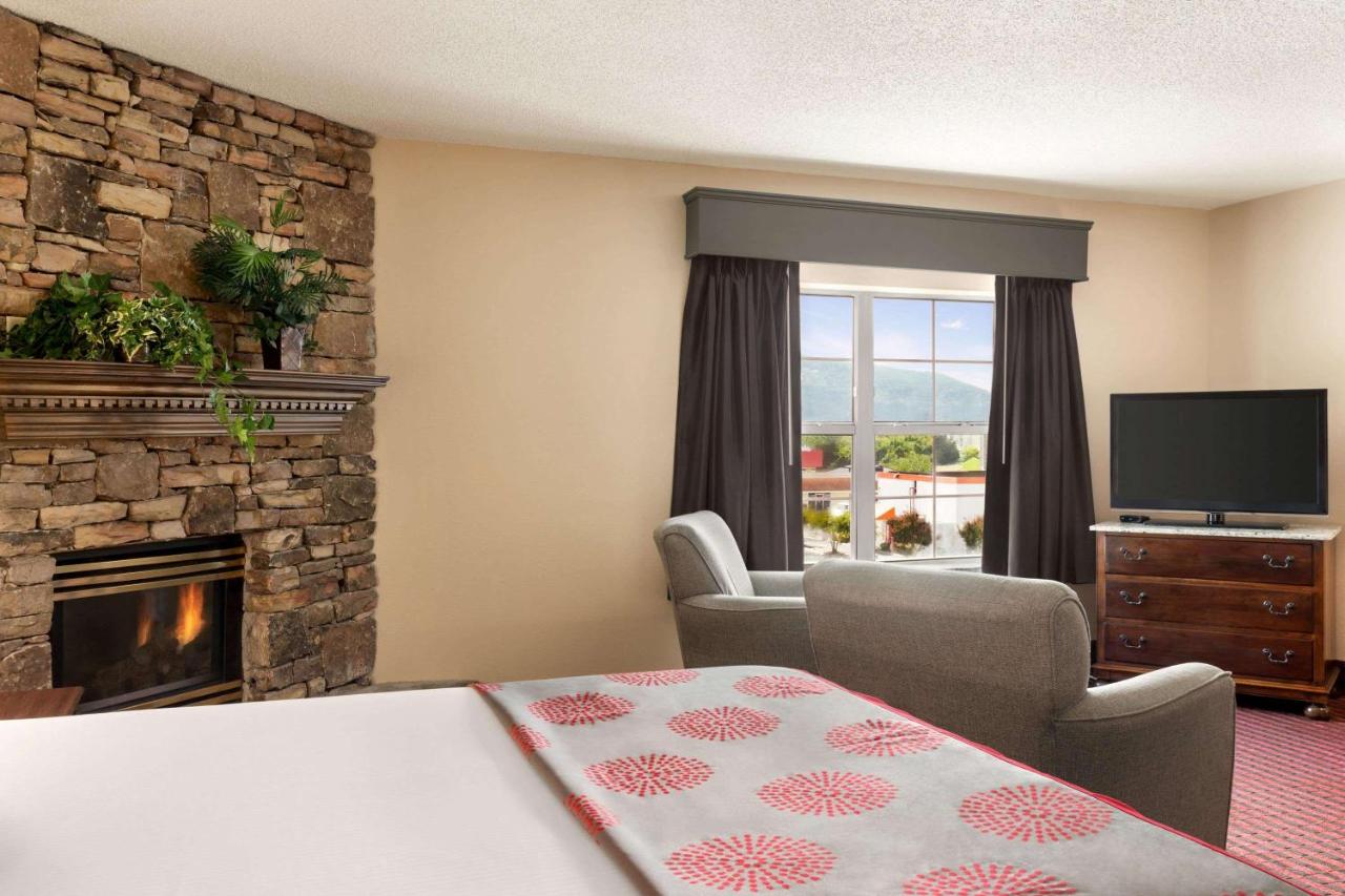 King Suite - Non-Smoking at Ramada by Wyndham Pigeon Forge North