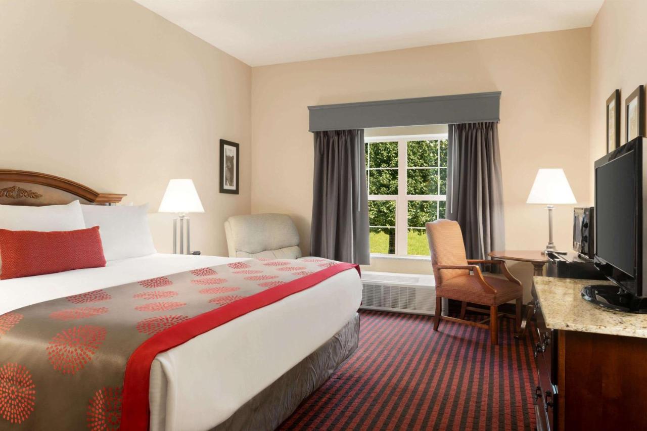 King Room - Disability Access/Non Smoking at Ramada by Wyndham Pigeon Forge North