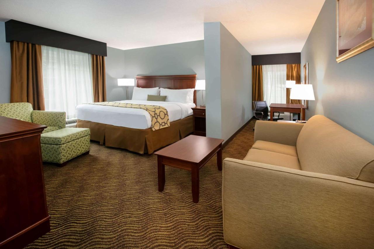 King Suite - Non-Smoking at Baymont Inn & Suites by Wyndham Braselton