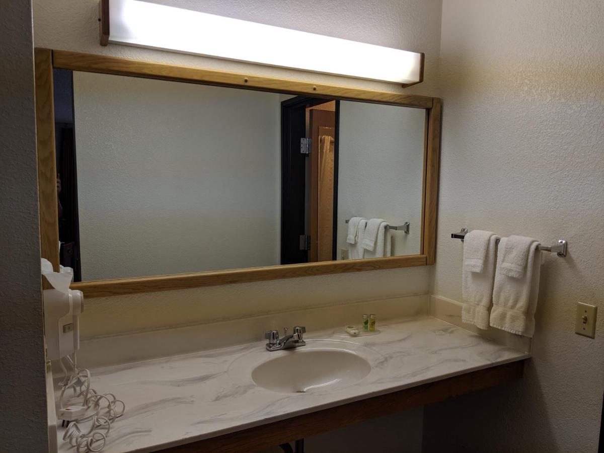 King Suite with Spa Bath - Non-Smoking at Boarders Inn & Suites by Cobblestone Hotels - Ripon