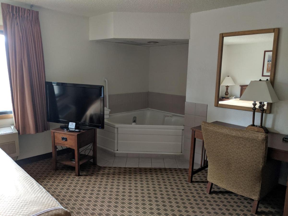 King Suite with Spa Bath - Non-Smoking at Boarders Inn & Suites by Cobblestone Hotels - Ripon