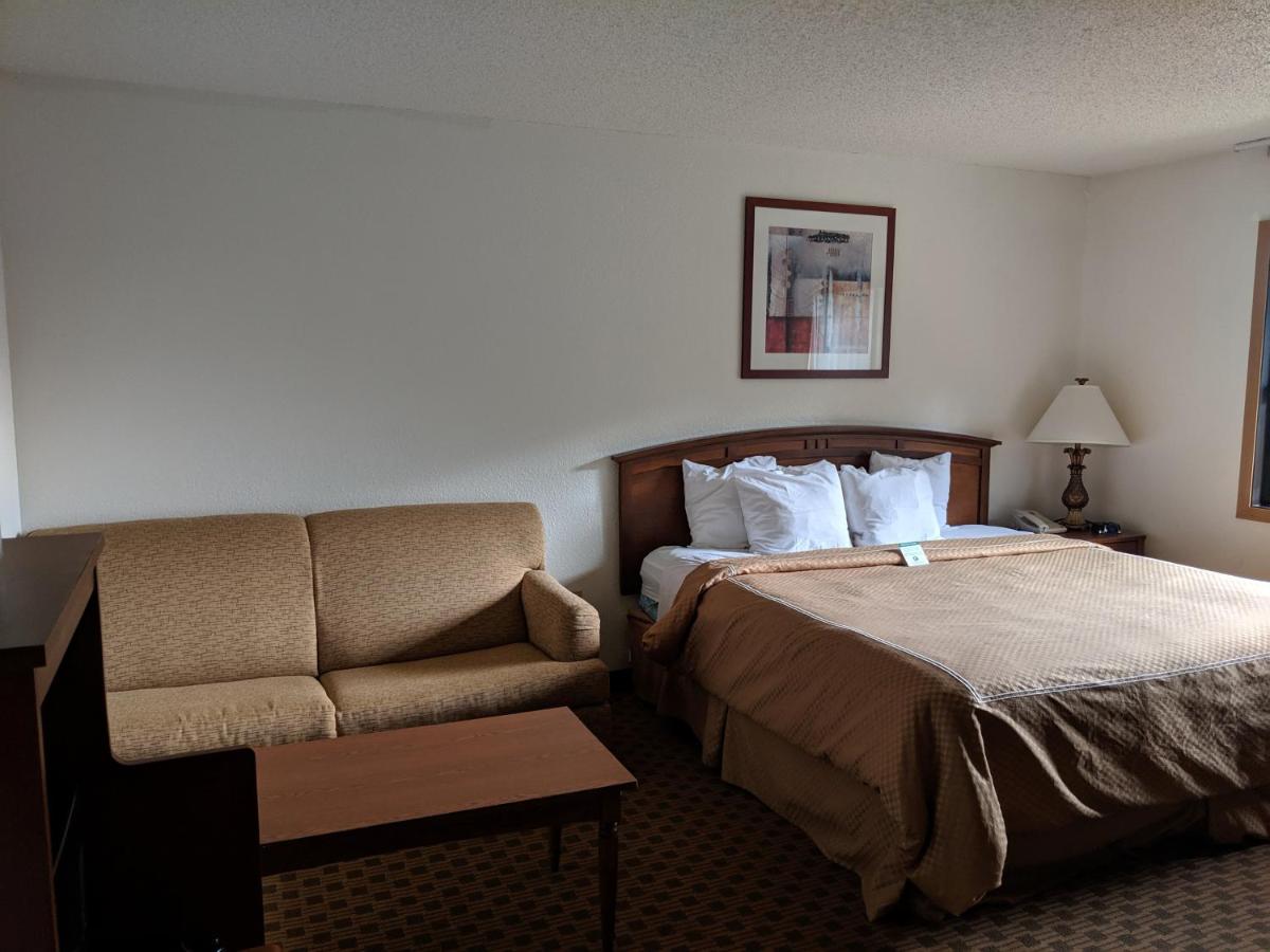 King Suite with Spa Bath - Non-Smoking at Boarders Inn & Suites by Cobblestone Hotels - Ripon
