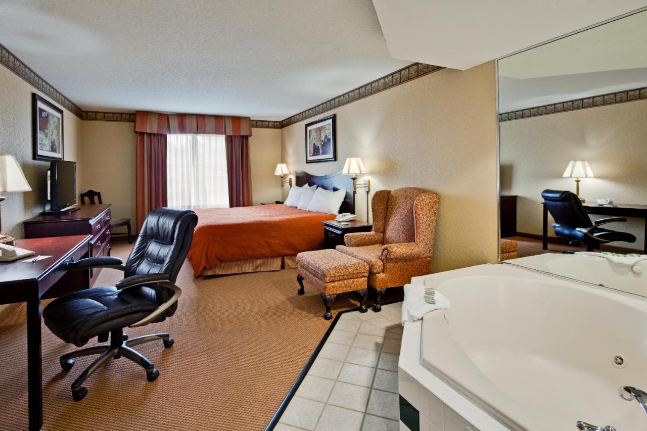 King Room with Spa Bath at Country Inn & Suites by Radisson, Hot Springs, AR