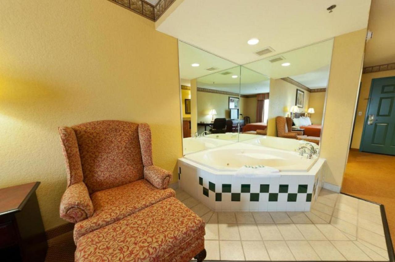 King Room with Spa Bath at Country Inn & Suites by Radisson, Hot Springs, AR